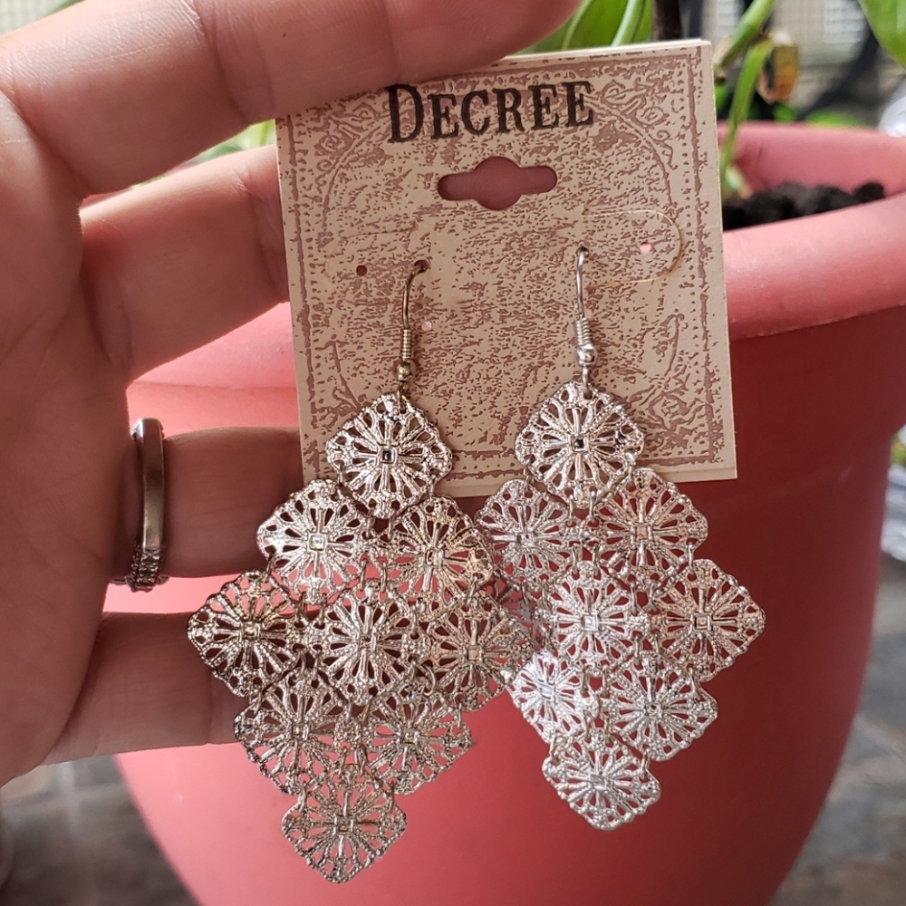 Decree Earrings - Picture 2 of 3